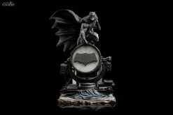 DC Comics: Zack Snyder's Justice League - Figurine Batman On Batsignal Deluxe, Art Scale