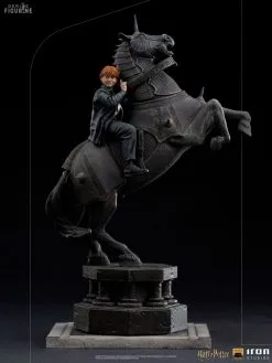 Harry Potter - Figurine Ron Weasley At The Wizard Chess, Deluxe Art Scale